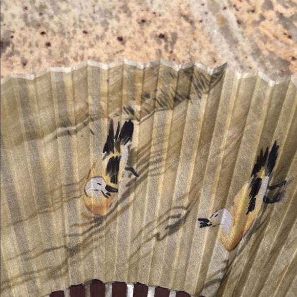 Elegant Folding Hand Fan with Bird Design - Picture 4 of 5